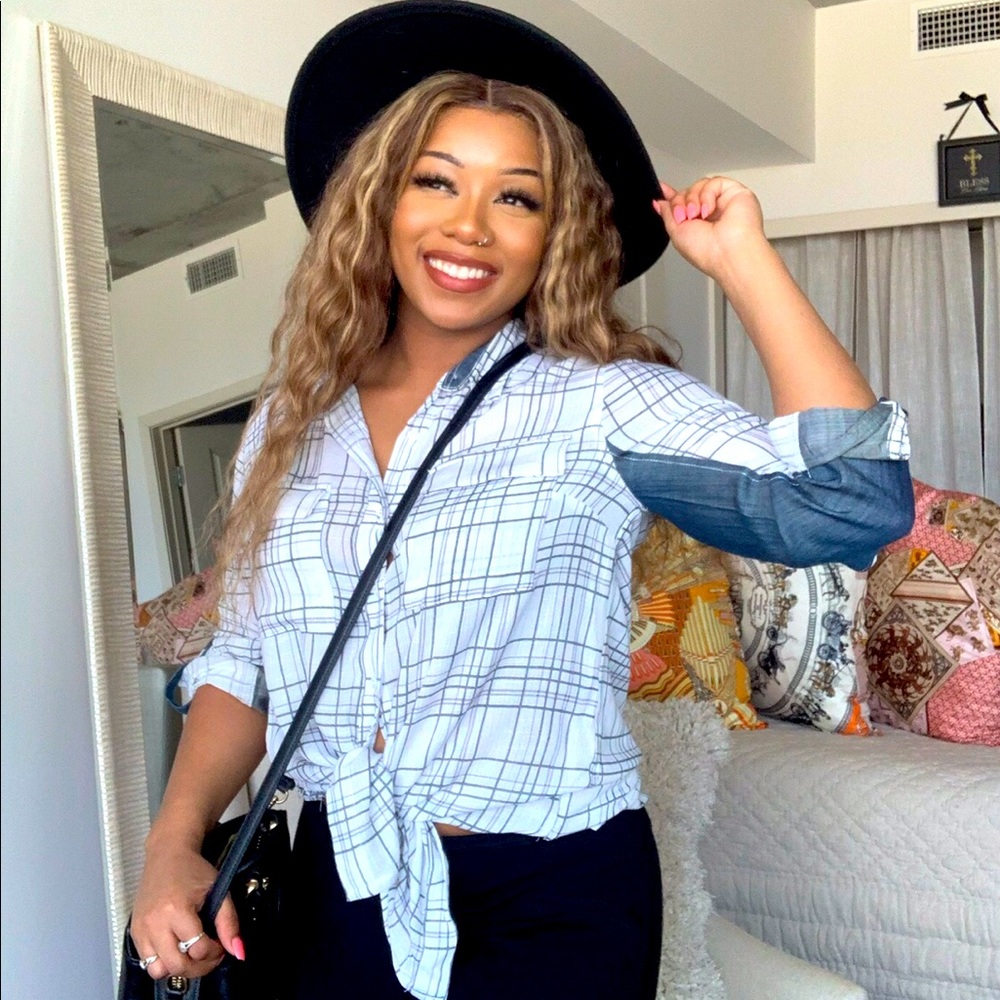 Cool button down top. Top has button on sleeve so you can’t roll them sleeves up
